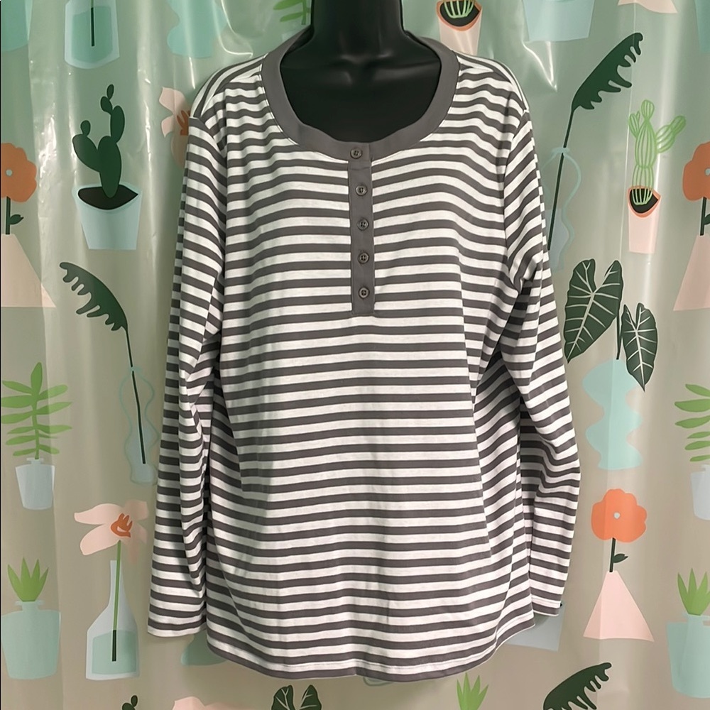 Style&Co Black and White Long Sleeve Buttoned Tee